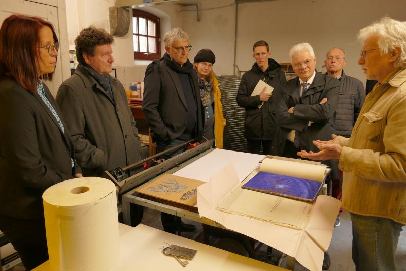 Staatssekretär Arne Braun zu Besuch in der Siebdruckwerkstatt